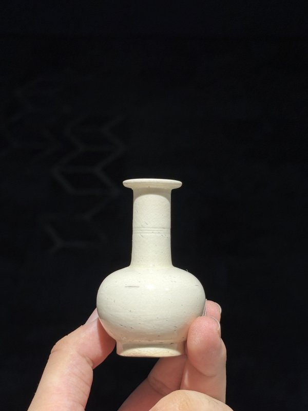 清乾隆 白釉仿定小纸槌瓶 - 图6