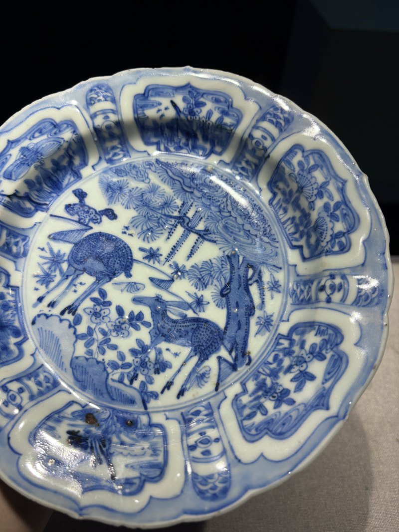 明万历 青花开光瑞鹿图盘 - 图5