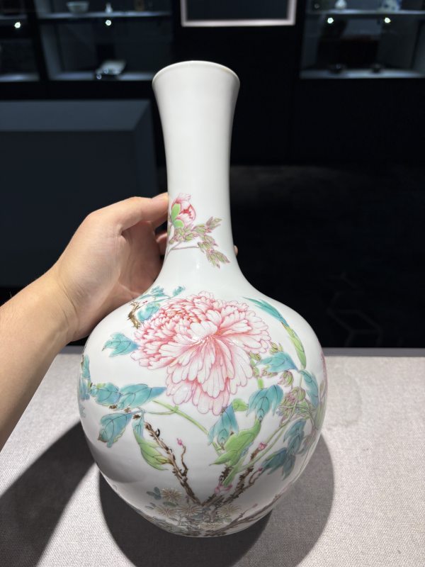 民国 静远堂制粉彩牡丹纹小天球瓶 - 图5