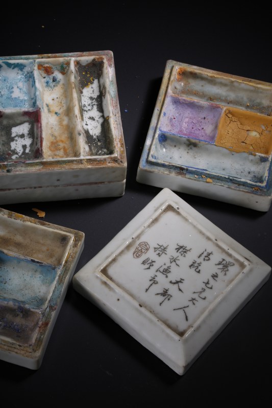 清 白釉调色盒、豆青碗、釉里红水盂三件一组 - 图2