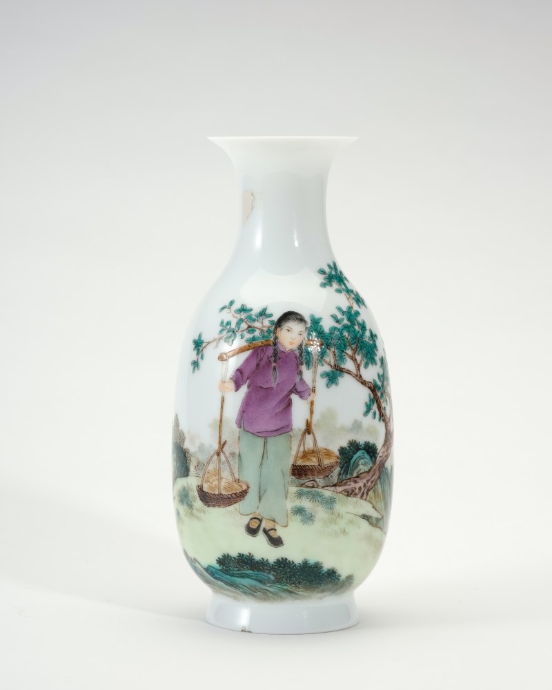 20世纪60-70年代 粉彩女社员薄胎瓶