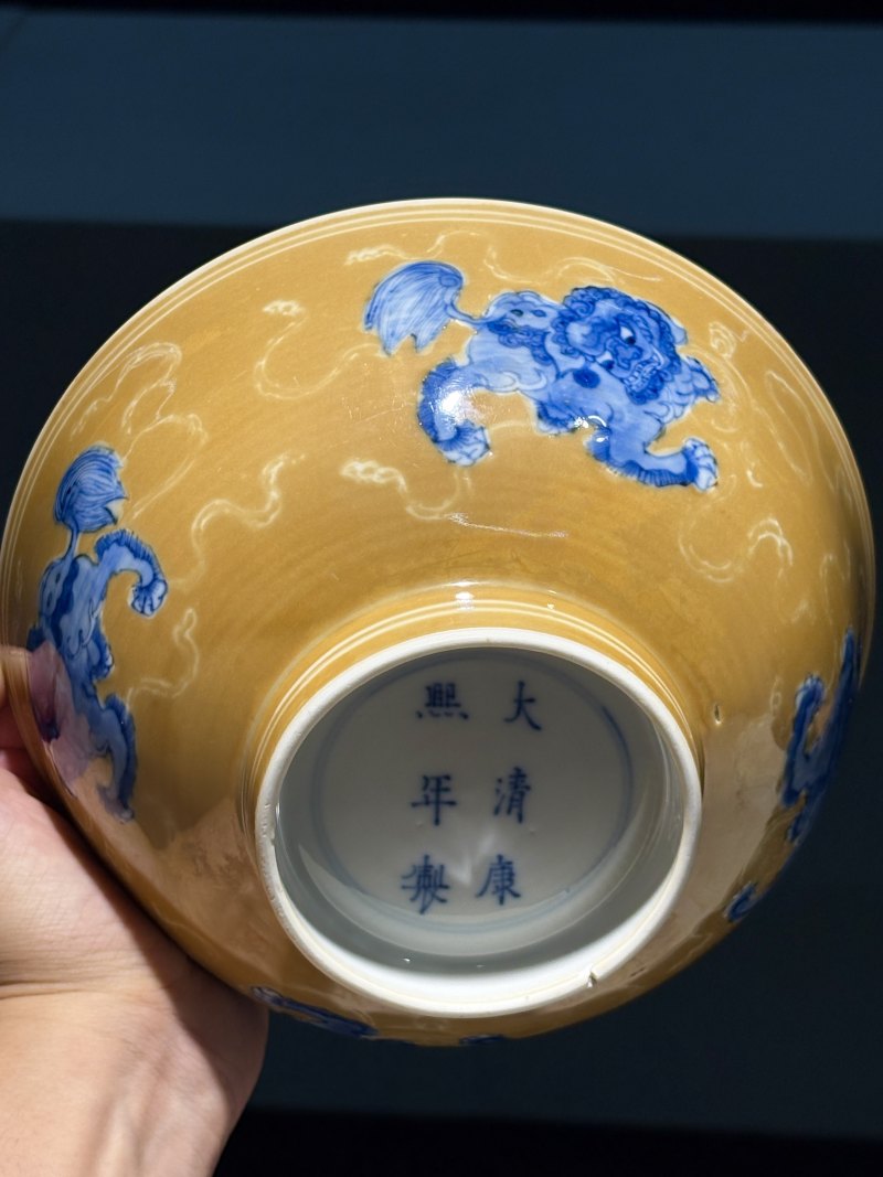 清康熙 酱釉底青花狮戏图碗 - 图2