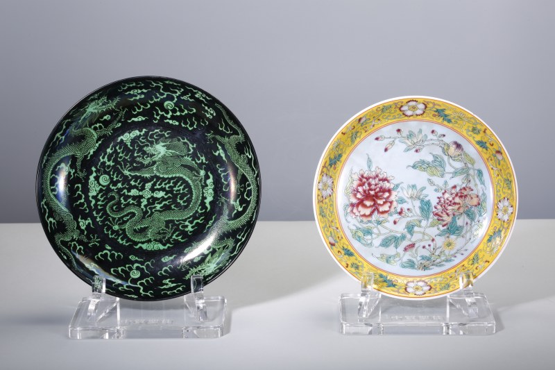 现代 粉彩牡丹花卉纹盘、墨地绿青龙纹盘 - 图1