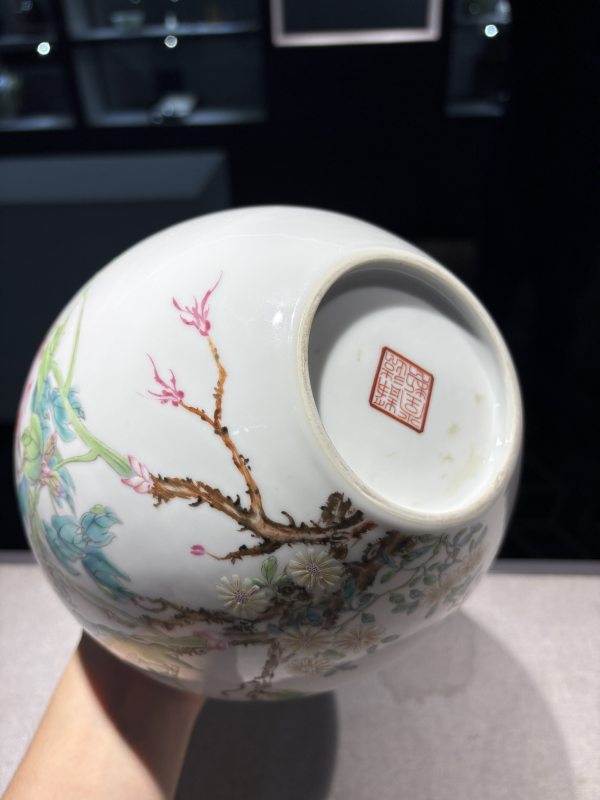 民国 静远堂制粉彩牡丹纹小天球瓶 - 图7