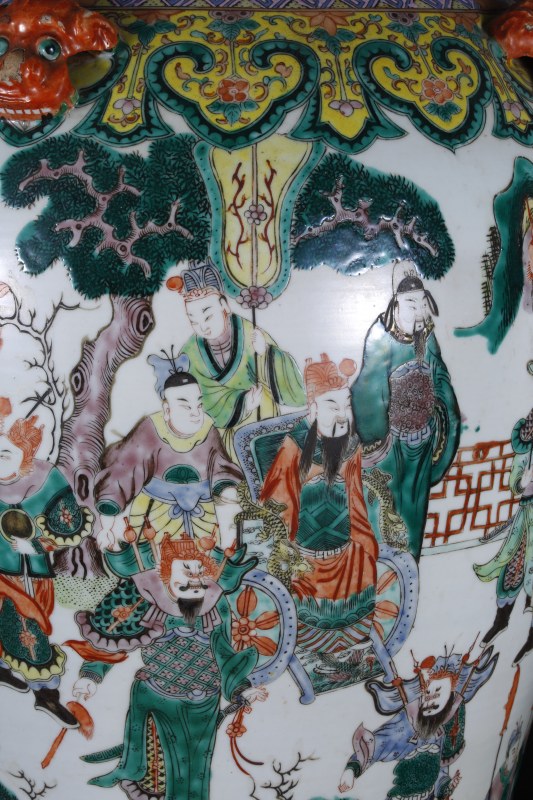 清末 粉彩刀马人物铺首大罐 - 图2
