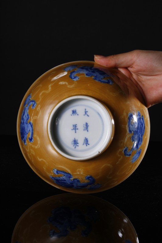 清康熙 酱釉底青花狮戏图碗 - 图3