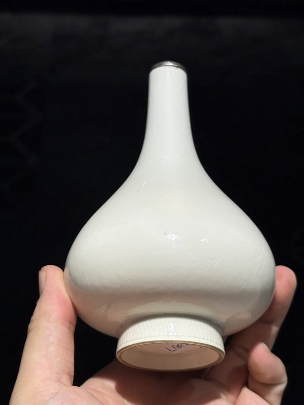 清早期 甜白釉暗刻龙纹甘露瓶 - 图10