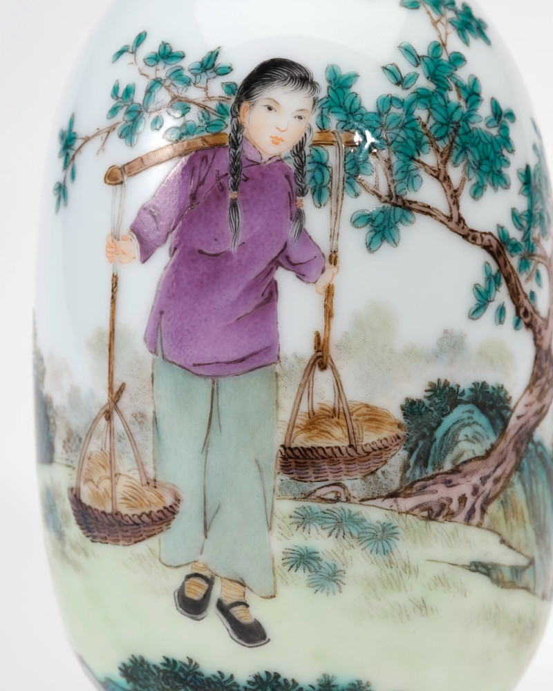 20世纪60-70年代 粉彩女社员薄胎瓶 - 图3