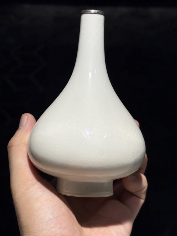 清早期 甜白釉暗刻龙纹甘露瓶 - 图11