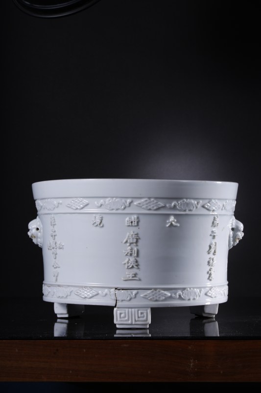 清代 白釉浮雕寿字纹大三足炉 - 图3