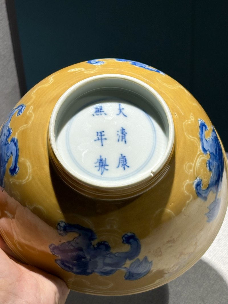 清康熙 酱釉底青花狮戏图碗 - 图7