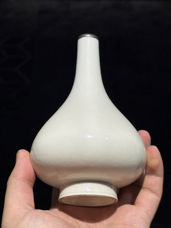 清早期 甜白釉暗刻龙纹甘露瓶 - 图12