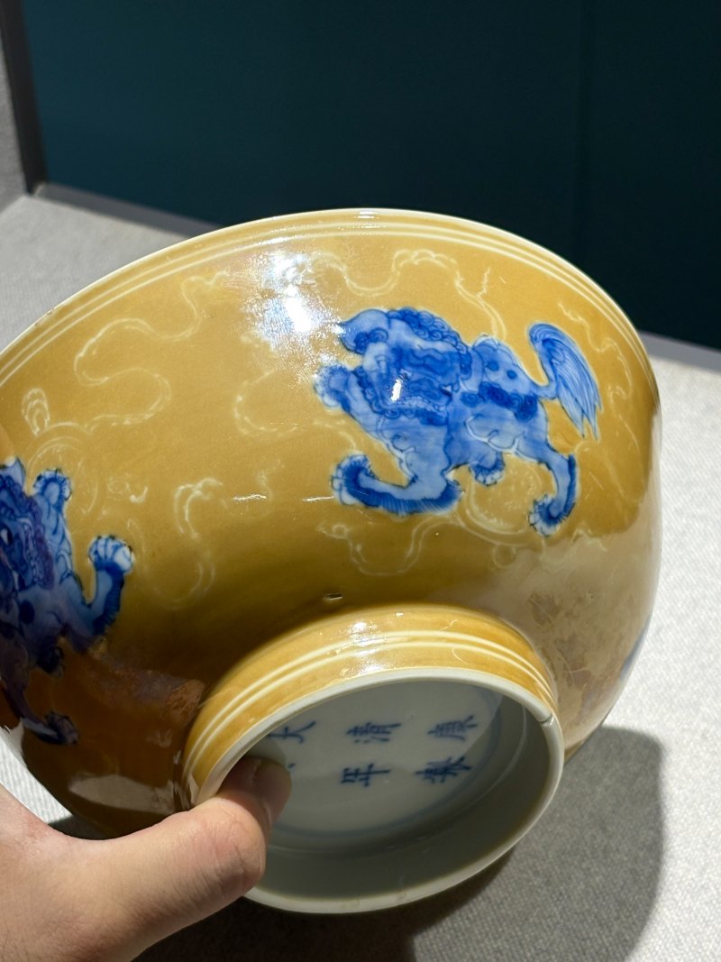 清康熙 酱釉底青花狮戏图碗 - 图8