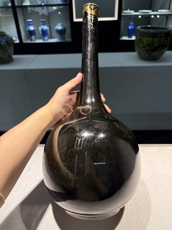 清康熙 乌金釉描金纸槌瓶一对 - 图3