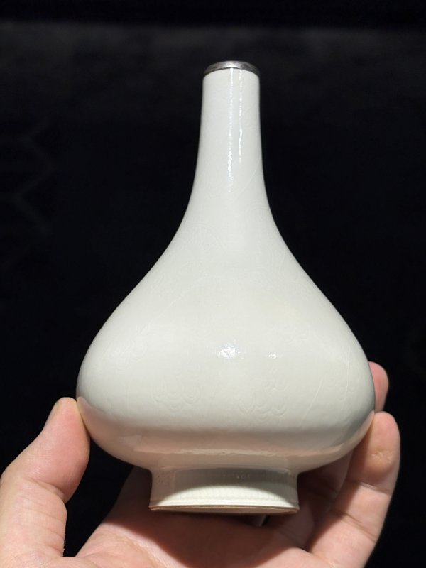 清早期 甜白釉暗刻龙纹甘露瓶 - 图15