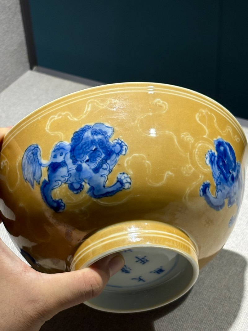 清康熙 酱釉底青花狮戏图碗 - 图11