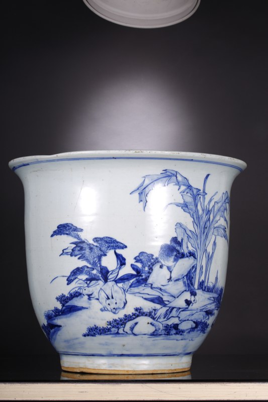 清代 青花双免芭蕉图大花盆 - 图1