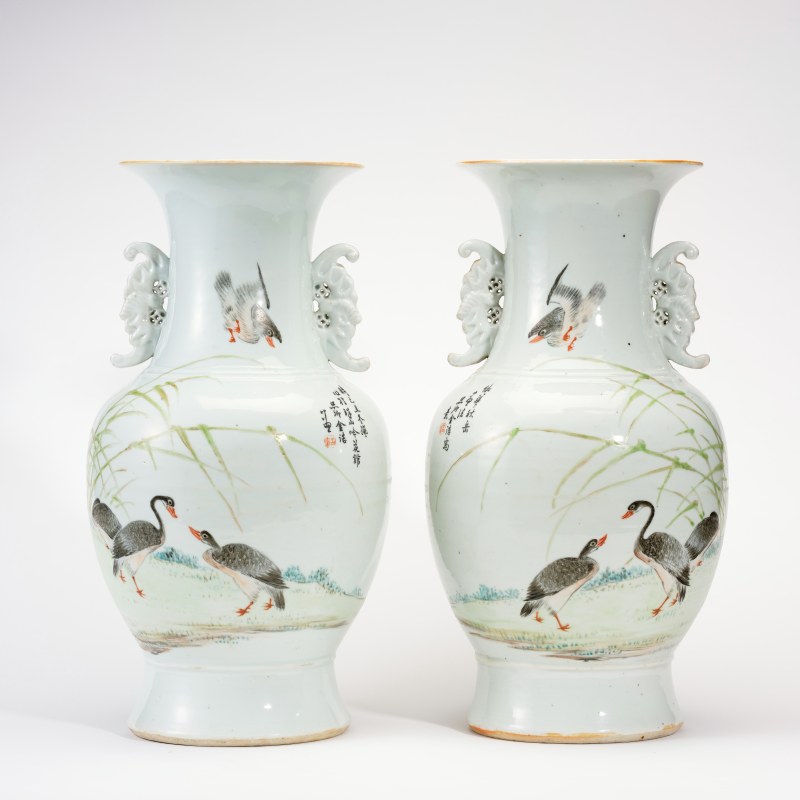 晚清 金品卿浅绛花鸟蝠耳瓶一对 - 图1