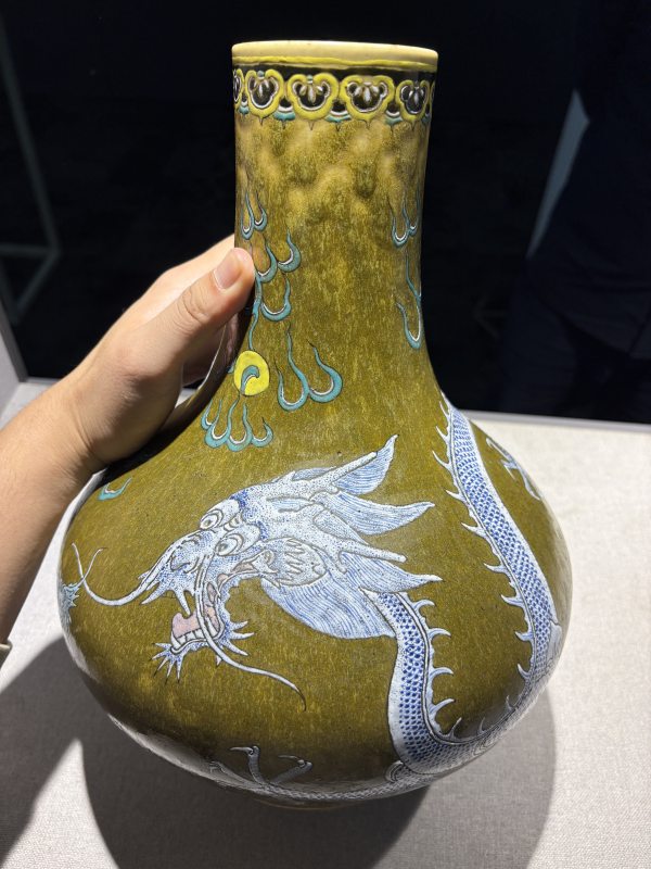 清光绪 茶叶末釉粉彩龙纹瓶 - 图8