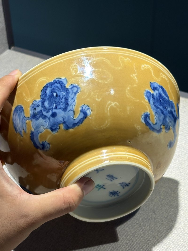 清康熙 酱釉底青花狮戏图碗 - 图12