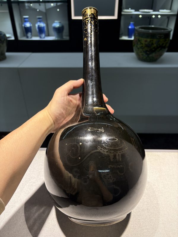 清康熙 乌金釉描金纸槌瓶一对 - 图5