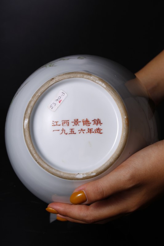 1956年 粉彩花鸟纹撇口瓶 - 图2
