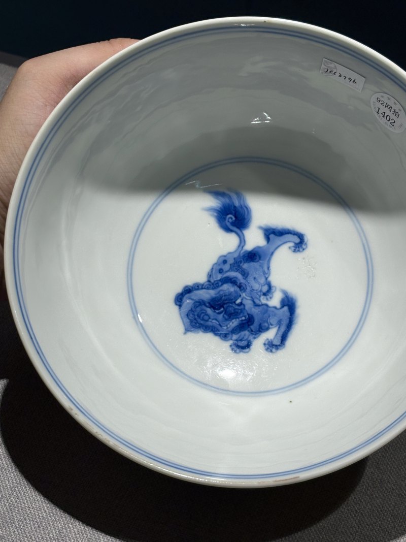 清康熙 酱釉底青花狮戏图碗 - 图13