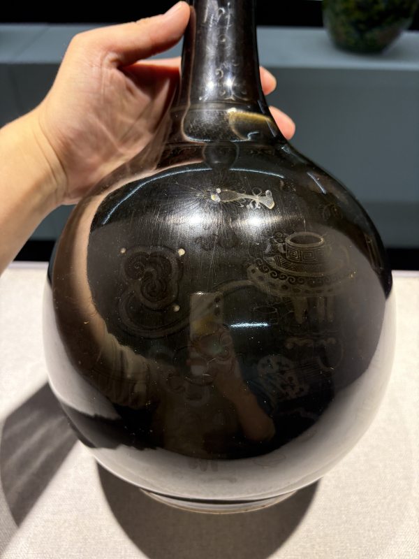 清康熙 乌金釉描金纸槌瓶一对 - 图6