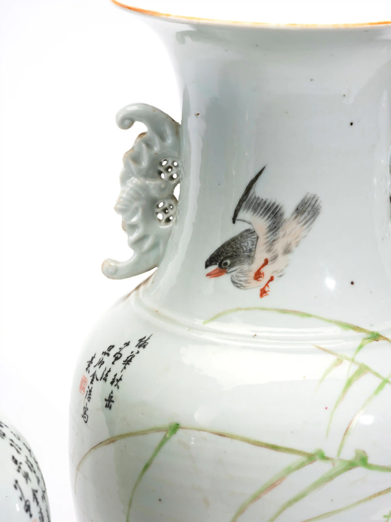 晚清 金品卿浅绛花鸟蝠耳瓶一对 - 图2