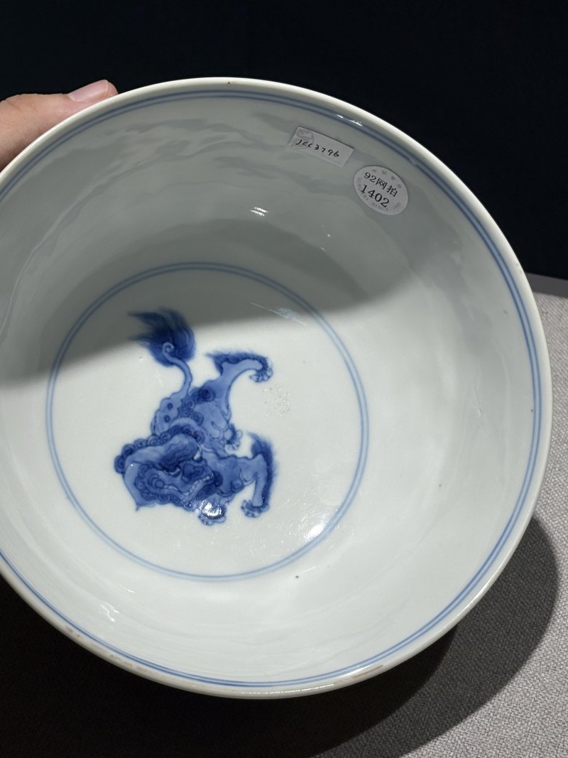 清康熙 酱釉底青花狮戏图碗 - 图14
