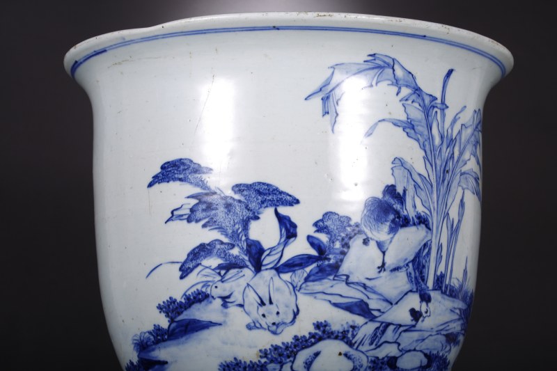 清代 青花双免芭蕉图大花盆 - 图3