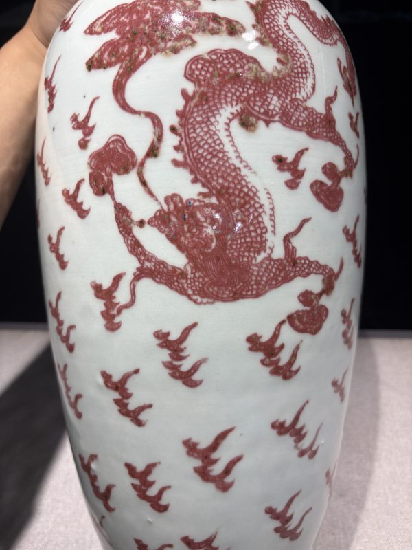 清乾隆 青花釉里红龙纹瓶 - 图2
