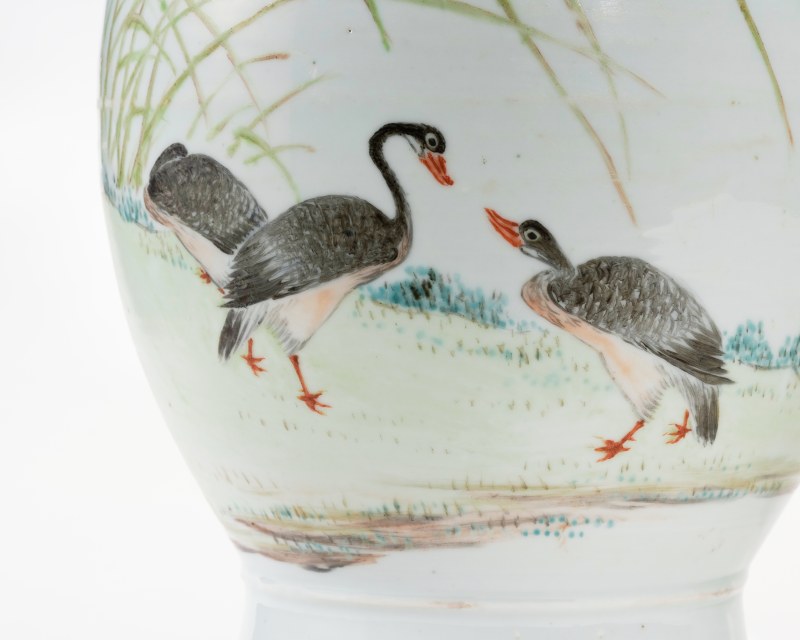 晚清 金品卿浅绛花鸟蝠耳瓶一对 - 图3