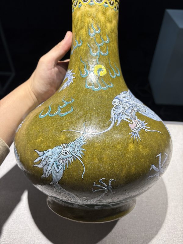 清光绪 茶叶末釉粉彩龙纹瓶 - 图3