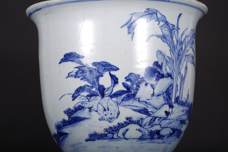 清代 青花双免芭蕉图大花盆 - 图4