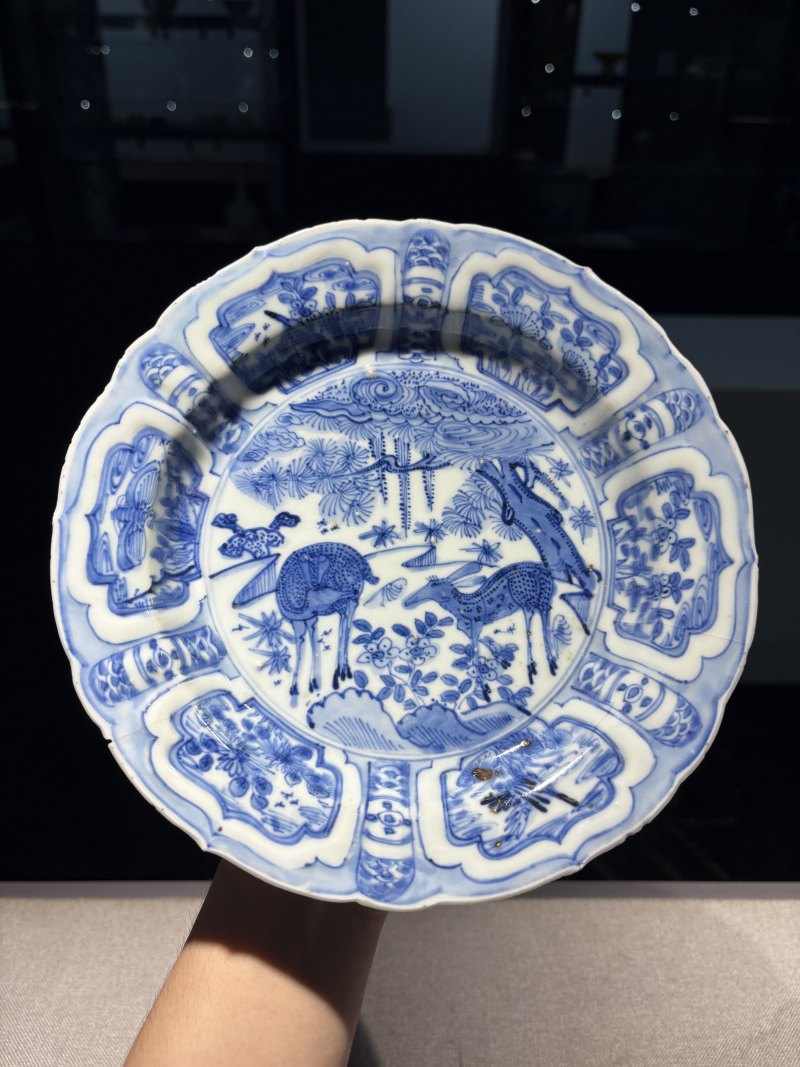 明万历 青花开光瑞鹿图盘 - 图2