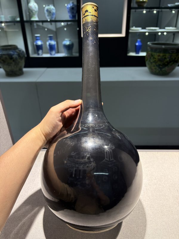清康熙 乌金釉描金纸槌瓶一对 - 图9