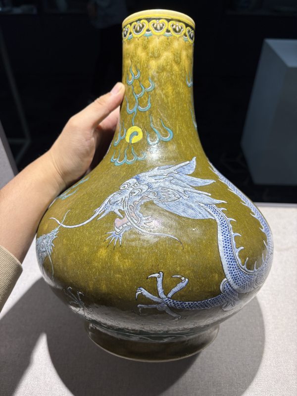 清光绪 茶叶末釉粉彩龙纹瓶 - 图4