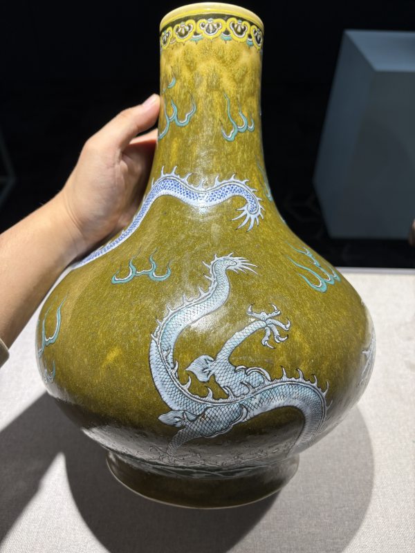 清光绪 茶叶末釉粉彩龙纹瓶 - 图5