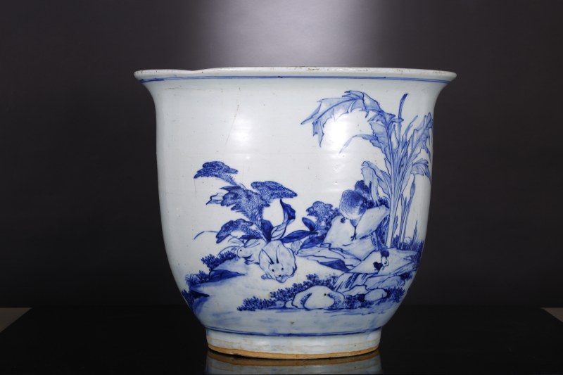 清代 青花双免芭蕉图大花盆 - 图5