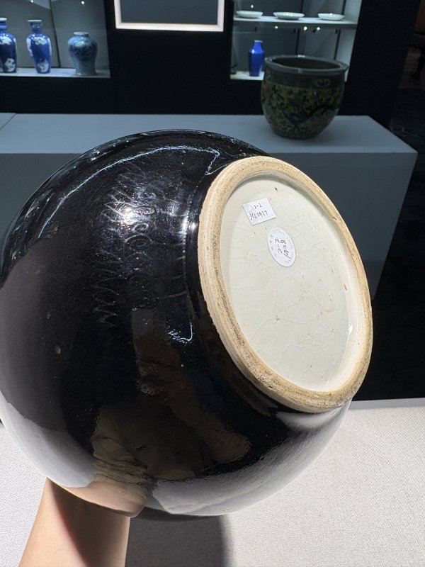 清康熙 乌金釉描金纸槌瓶一对 - 图11