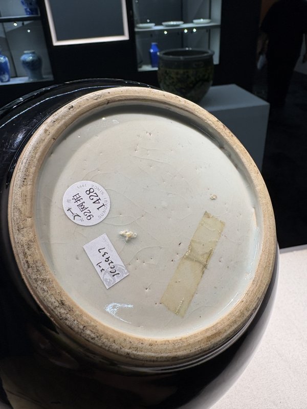 清康熙 乌金釉描金纸槌瓶一对 - 图12