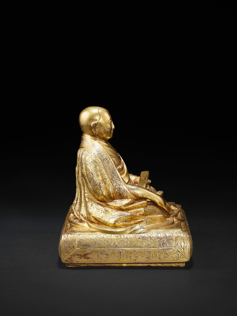 鎏金銅合金五世達賴喇嘛阿旺羅桑嘉措坐像  西藏 約1650至1682年 - 图5