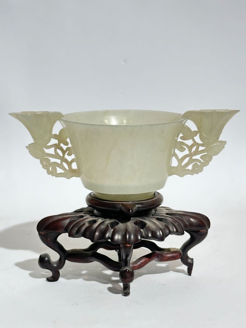 清 青白玉花卉耳杯 及座 | A GREENISH WHITE JADE 'FLORAL' CUP - 图8