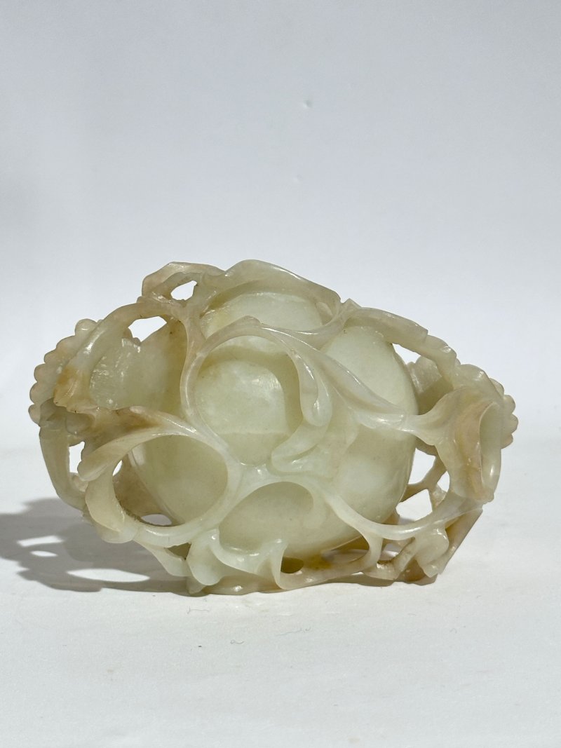清十八/十九世紀 青白玉玉蘭式洗 及座 | A PALE GREEN JADE 'MAGNOLIA' BRUSH WASHER - 图5