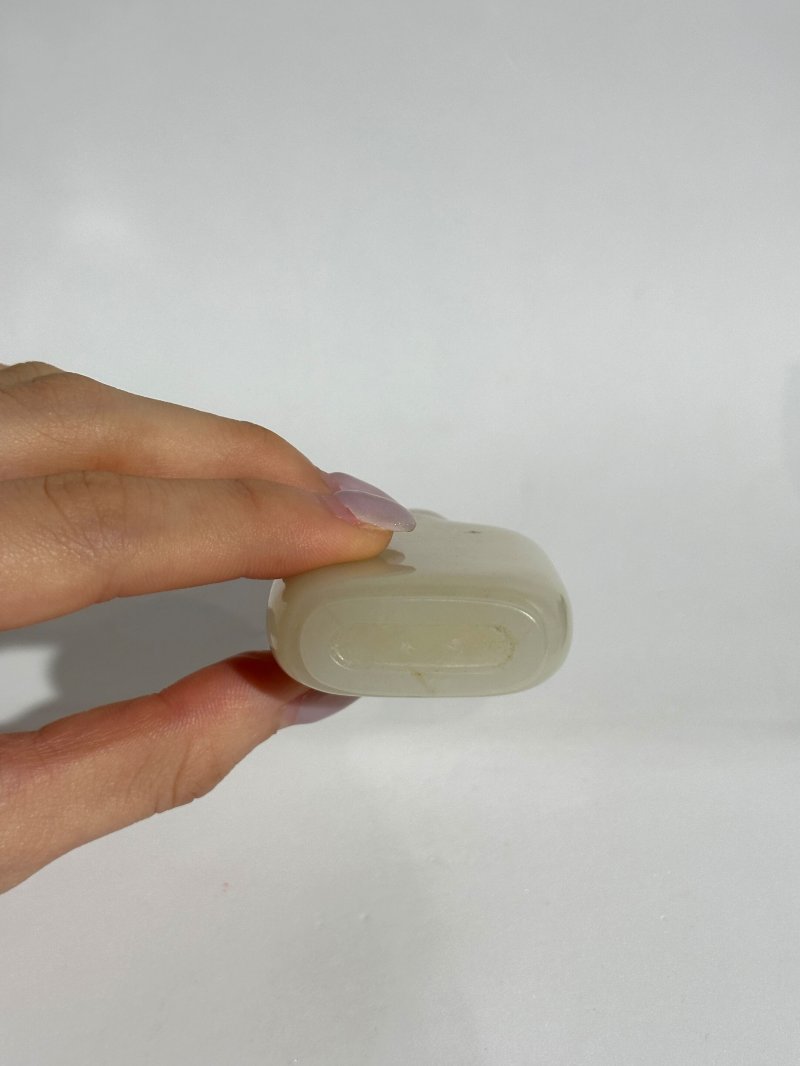 清十八世紀 白玉光素鼻煙壺 | A WHITE JADE SNUFF BOTTLE - 图3