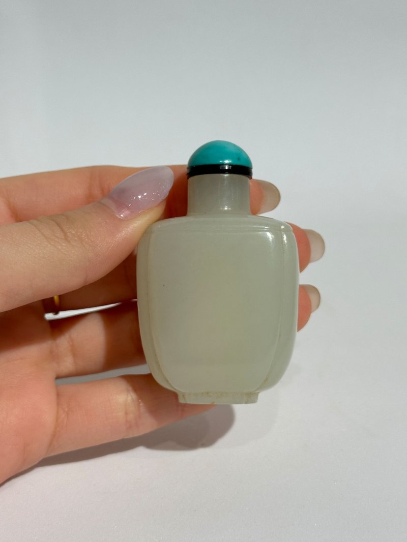 清十八世紀 白玉光素鼻煙壺 | A WHITE JADE SNUFF BOTTLE - 图3