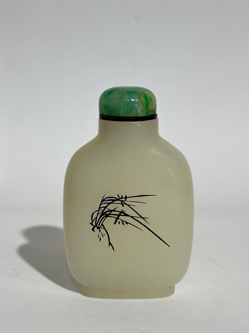 1750-1850 白玉填黑彩蘭紋詩文鼻煙壺、翡翠蓋 | A WHITE JADE 'ORCHID' SNUFF BOTTLE - 图9