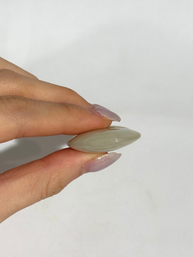 清十九世紀 白玉褐沁葫蘆形鼻煙壺 及座 | A WHITE JADE 'DOUBLE GOURD' SNUFF BOTTLE WITH PALE RUSSET INCLUSIONS - 图2