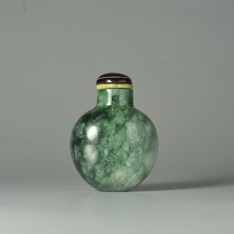 1780-1850 翡翠光素鼻煙壺 | A MOTTLED-GREEN JADEITE SNUFF BOTTLE - 图1